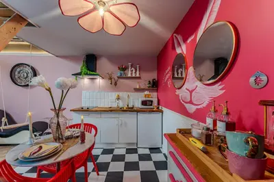 Cuisine ou kitchenette dans l'établissement Le Repaire des lapinous, suite rêveuse et curieuse !