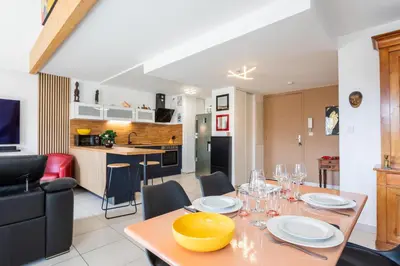 Cuisine ou kitchenette dans l'établissement Bel appartement, résidence avec piscine