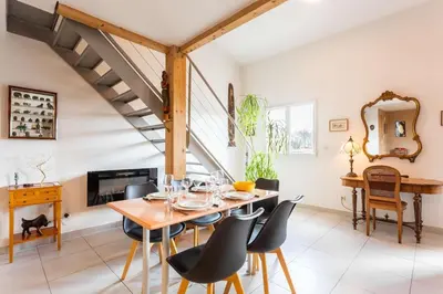 Coin salon dans l'établissement Bel appartement, résidence avec piscine
