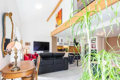 Télévision ou salle de divertissement dans l'établissement Bel appartement, résidence avec piscine