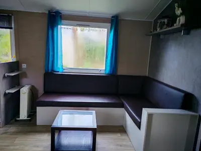 Coin salon dans l'établissement Mobil-home alex