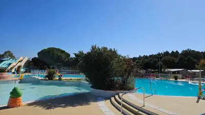 Piscine de l'établissement Mobilhome 713 panoramique Siblu ou située à proximité