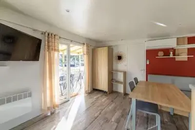 Cuisine ou kitchenette dans l'établissement Mobil-home spacieux Capbreton - Proche plage