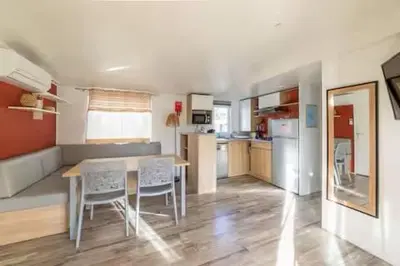 Cuisine ou kitchenette dans l'établissement Mobil-home spacieux Capbreton - Proche plage