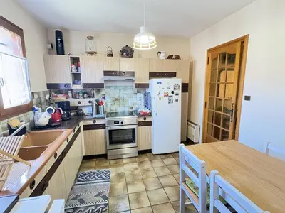 Cuisine ou kitchenette dans l'établissement Maison de Vacances Proche du Lac - FR-1-831-16