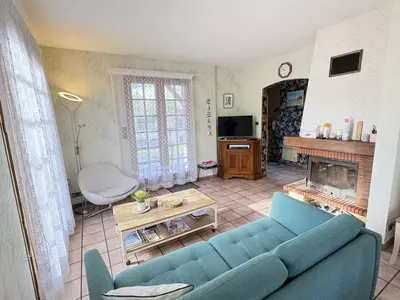Télévision ou salle de divertissement dans l'établissement Maison de Vacances Proche du Lac - FR-1-831-16