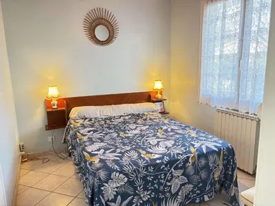 Un ou plusieurs lits dans un hébergement de l'établissement Maison de vacances conviviale près du lac avec Wi-Fi, Biscarrosse - FR-1-831-17