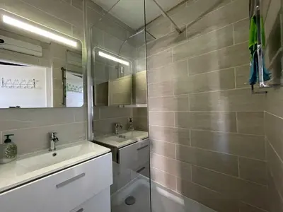 Salle de bains dans l'établissement Studio Rénové au Port avec Terrasse et WiFi - FR-1-413-264