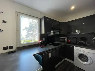 Cuisine ou kitchenette dans l'établissement Studio Rénové au Port avec Terrasse et WiFi - FR-1-413-264