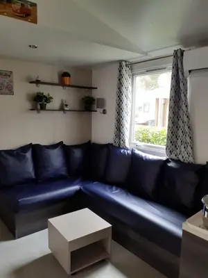 Coin salon dans l'établissement Mobil home 502 Gastes