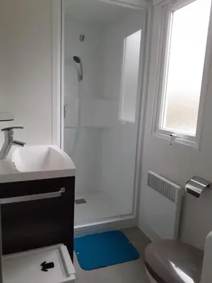 Salle de bains dans l'établissement Mobil home 502 Gastes