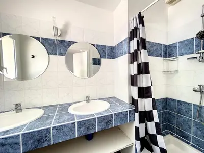 Salle de bains dans l'établissement VILLA PYLA SUR MER - INDIVIDUELLE avec PISCINE CHAUFFÉE