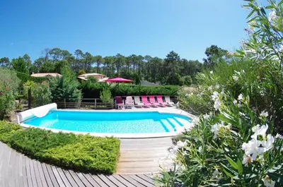 Piscine de l'établissement VILLA PYLA SUR MER - INDIVIDUELLE avec PISCINE CHAUFFÉE ou située à proximité