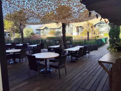 Restaurant ou autre lieu de restauration dans l'établissement Le Fairway – T2 piscines plage golf