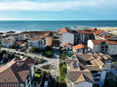 Vue générale sur la mer ou vue sur la mer prise depuis l'appartement