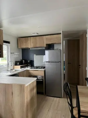 Cuisine ou kitchenette dans l'établissement MH 479 3 chambres et 2 salles de bain dans camping 4 étoiles