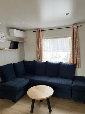 Coin salon dans l'établissement MH 479 3 chambres et 2 salles de bain dans camping 4 étoiles