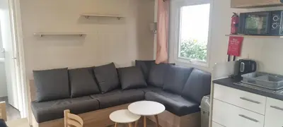 Cuisine ou kitchenette dans l'établissement MH 476 2chambres et 1 salle de bain dans camping 4 étoiles