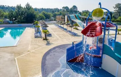 Piscine de l'établissement MH 476 2chambres et 1 salle de bain dans camping 4 étoiles ou située à proximité