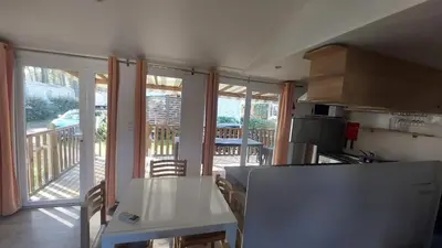 Cuisine ou kitchenette dans l'établissement MH 353 tout confort 3 chambres et 2 salles de bain dans camping 4 étoiles