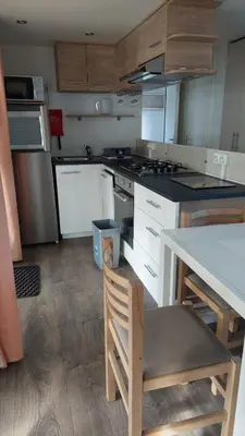 Cuisine ou kitchenette dans l'établissement MH 353 tout confort 3 chambres et 2 salles de bain dans camping 4 étoiles