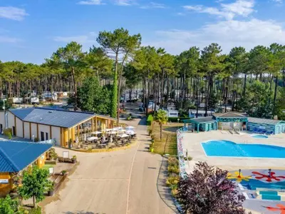 Piscine de l'établissement MH 353 tout confort 3 chambres et 2 salles de bain dans camping 4 étoiles ou située à proximité