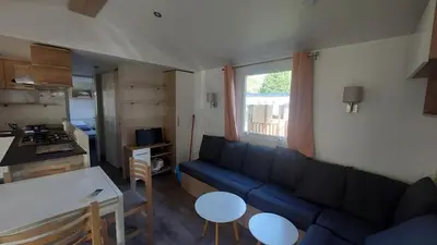 Cuisine ou kitchenette dans l'établissement MH 353 tout confort 3 chambres et 2 salles de bain dans camping 4 étoiles