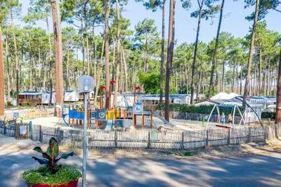 Jardin de l'établissement MH 353 tout confort 3 chambres et 2 salles de bain dans camping 4 étoiles