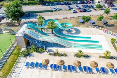 Piscine de l'établissement MH 353 tout confort 3 chambres et 2 salles de bain dans camping 4 étoiles ou située à proximité