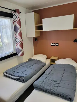 Un ou plusieurs lits dans un hébergement de l'établissement MH 470 3chambres et 1salle de bain dans camping 4 étoiles