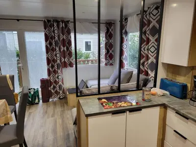 Cuisine ou kitchenette dans l'établissement MH 470 3chambres et 1salle de bain dans camping 4 étoiles