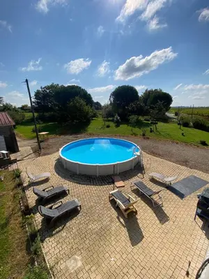 Piscine de l'établissement Maison à la campagne avec SPA ou située à proximité