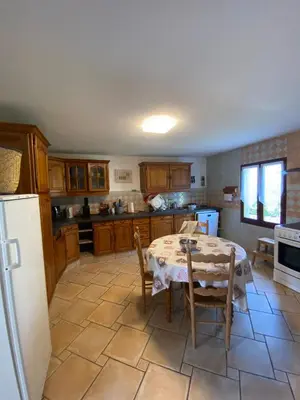 Cuisine ou kitchenette dans l'établissement Maison à la campagne avec SPA