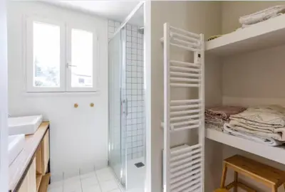 Salle de bains dans l'établissement Villa Okeanis