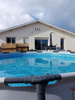 Piscine de l'établissement Charmante maison avec piscine entre lac et plage ou située à proximité