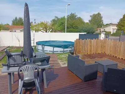 Piscine de l'établissement Charmante maison avec piscine entre lac et plage ou située à proximité