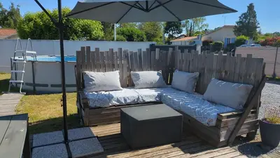 Jardin de l'établissement Charmante maison avec piscine entre lac et plage