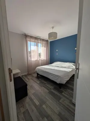Un ou plusieurs lits dans un hébergement de l'établissement Charmante maison avec piscine entre lac et plage