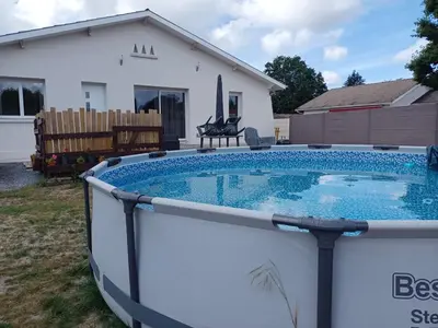 Piscine de l'établissement Charmante maison avec piscine entre lac et plage ou située à proximité