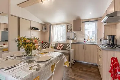 Cuisine ou kitchenette dans l'établissement Mobilhome Le Coin Bonheur