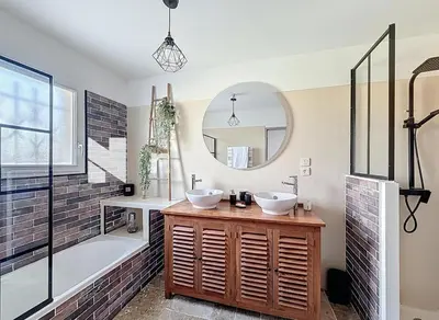 Salle de bains dans l'établissement L'Orée des pins