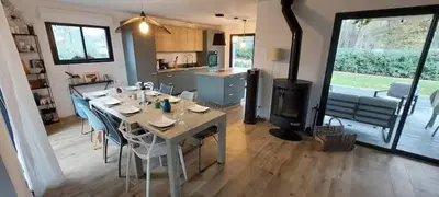 Cuisine ou kitchenette dans l'établissement Villa des Pins - 10 pers - 5 chambres - Piscine chauffée - climatisation - plage à 5 min