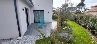 Jardin de l'établissement Villa des Pins - 10 pers - 5 chambres - Piscine chauffée - climatisation - plage à 5 min
