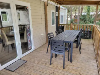 Balcon ou terrasse dans l'établissement MH h007 3chambres et 1 sale de bain dans camping 4 étoiles