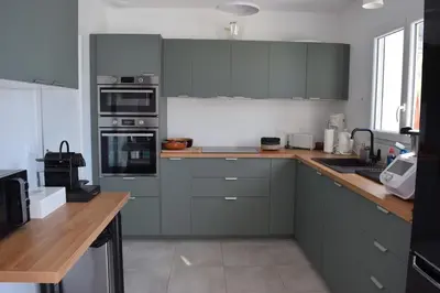 Cuisine ou kitchenette dans l'établissement Maison 3 chambres à 2 pas du lac