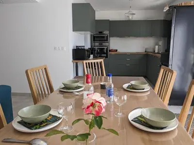 Cuisine ou kitchenette dans l'établissement Maison 3 chambres à 2 pas du lac