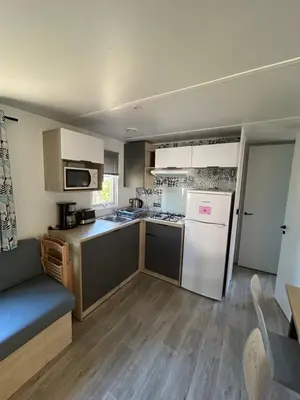 Cuisine ou kitchenette dans l'établissement Camping les Olyats