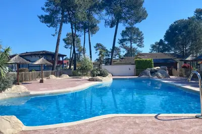 Piscine de l'établissement Maison avec piscine du golf de Gujan ou située à proximité