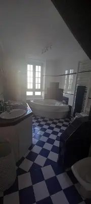 Salle de bains dans l'établissement Maison 12 couchages avec piscine privée