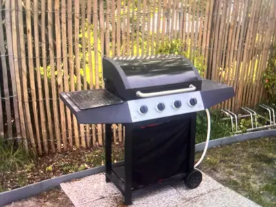 Barbecue disponible mis à disposition des clients de le village vacances